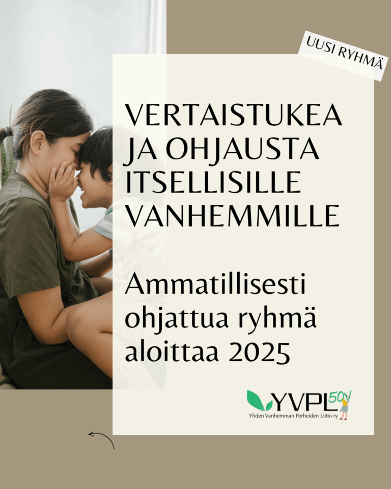 Nainen ja lapsi istuvat lähekkäin ja katsovat toisiaan hymyillen. Kuvan päällä teksti: Uusi ryhmä. Vertaistukea ja ohjausta itsellisille vanhemmille. Ammatillisesti ohjattua ryhmää alkaa 2025. Alhaalla