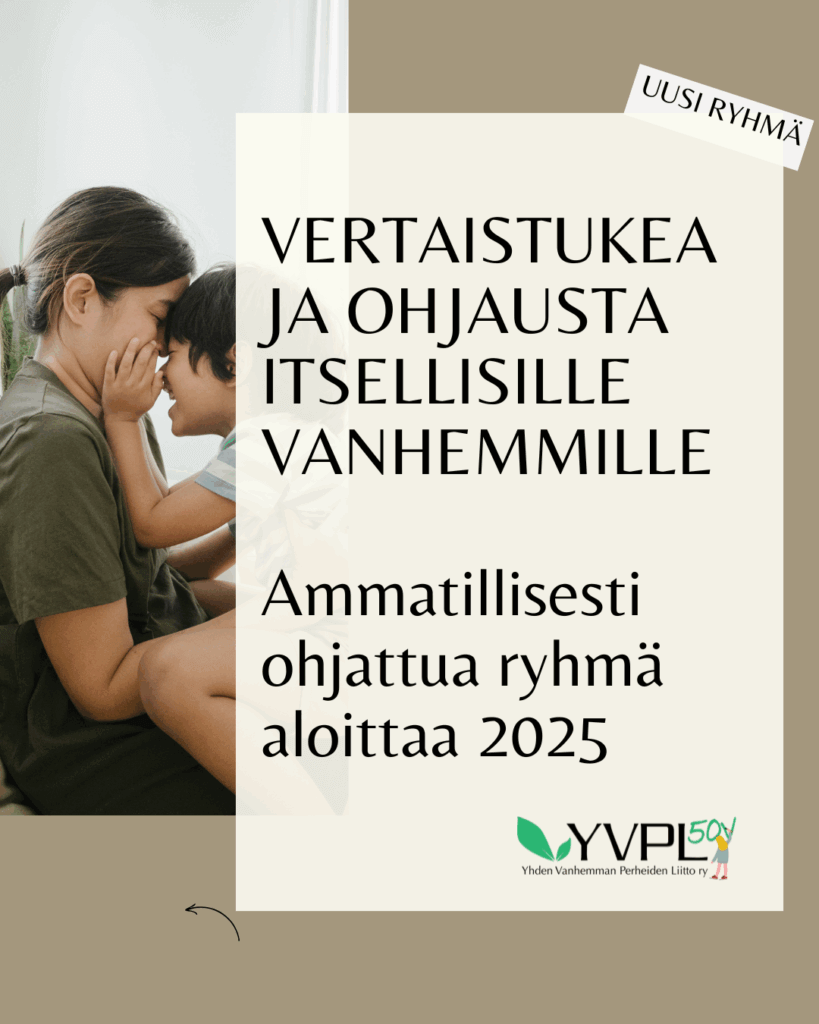 Nainen ja lapsi istuvat lähekkäin ja katsovat toisiaan hymyillen. Kuvan päällä teksti: Uusi ryhmä. Vertaistukea ja ohjausta itsellisille vanhemmille. Ammatillisesti ohjattua ryhmää alkaa 2025. Alhaalla