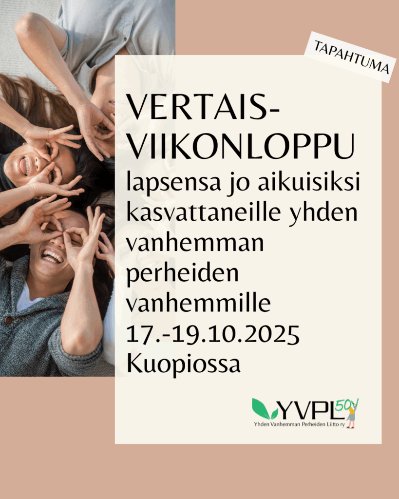 Joukko ihmisiä makaa lattialla hymyillen ja tehden käsillä laseja silmiensä ympärille. Vieressä on teksti: VERTAISVIIKONLOPPU lapsensa jo aikuisiksi kasvattaneille yhden vanhemman perheiden vanhemmille 17.-19.10.2025 Ku