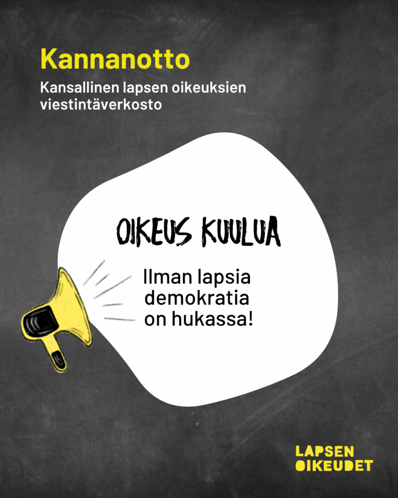 Alt-teksti: Kuvassa on liitutaulumainen tausta, jonka yläosassa lukee keltaisella tekstillä Kannanotto ja sen alla valkoisella Kansallinen lapsen oikeuksien viestintäverkosto. Alareunassa on puhesymbooli, jonka sis