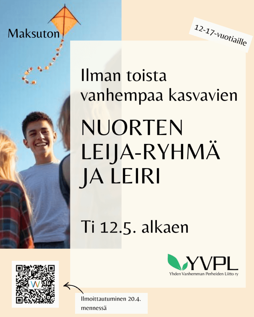 Nuori mies katsoo hymyillen eteenpäin taustallaan taivaalla leijuva oranssi leija. Kuvan päällä on teksti: Maksuton, ilman toista vanhempaa kasvavien nuorten leija-ryhmä ja leiri, Ti 12.5. alkaen, 12-17-vuotiaille. Alakulmassa on QR-koodi ja teksti: Ilmoittautuminen 20.4. mennessä. Oikeassa alakulmassa on YVPL:n logo.