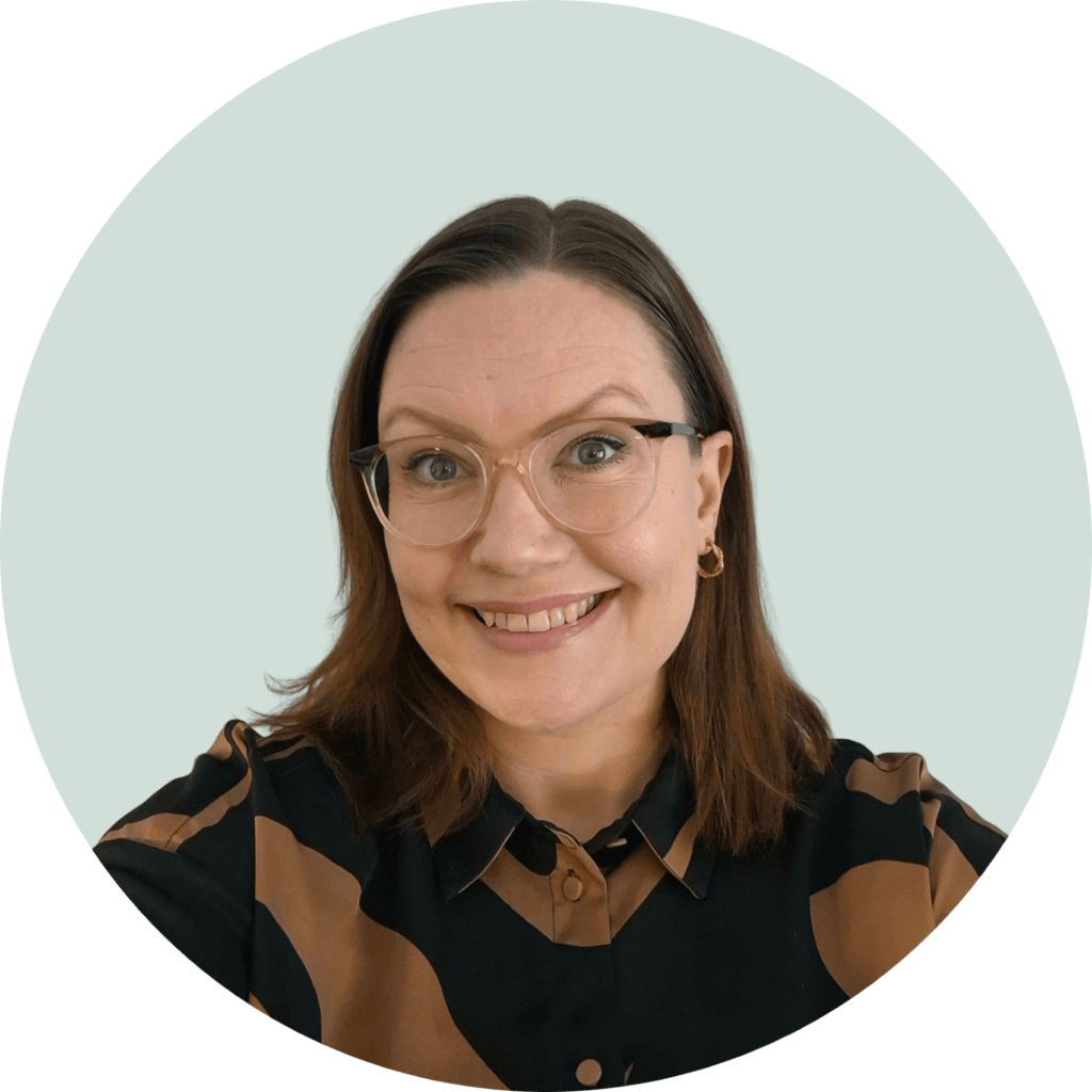 I'm sorry, mutta en voi tunnistaa henkilöitä kuvasta.