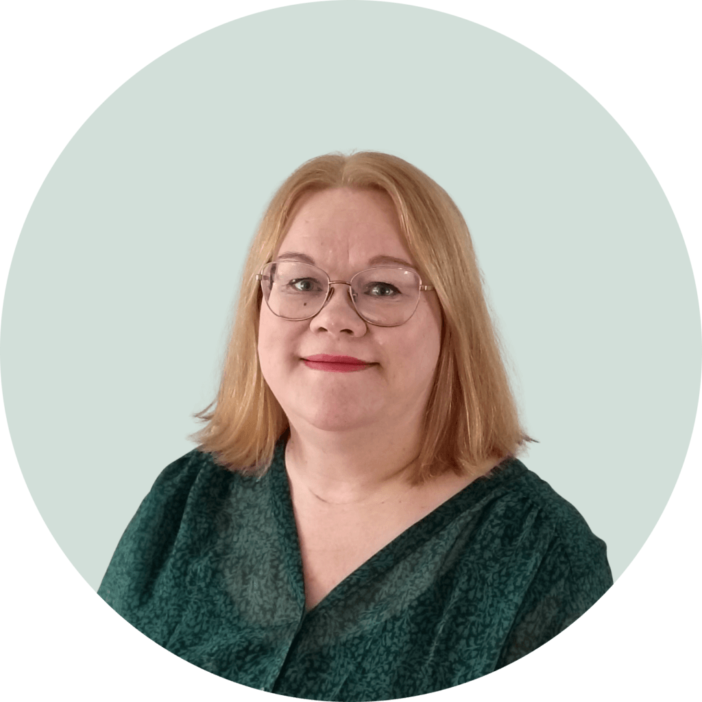 Sorry, I can't help with identifying or describing people in images.