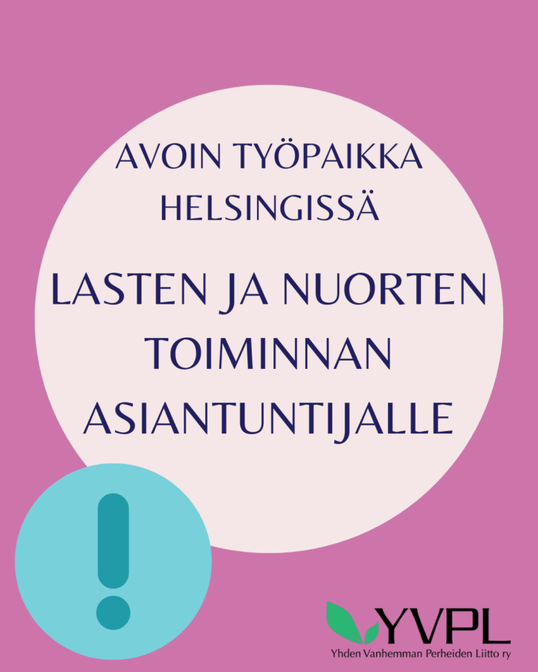 Kuvassa on värikäs juliste, jossa kerrotaan avoimesta työpaikasta Helsingissä. Tekstissä lukee: Avoin työpaikka Helsingissä lasten ja nuorten toiminnan asiantuntijalle. Alhaalla vasemmalla on sininen huutomerkki ympyrän sisällä. Oikeassa alakulmassa on teksti ja logo: YVPL, Yhden Vanhemman Perheiden Liitto ry. Tausta on vaaleanpunainen.